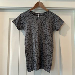 Athleta Momentum Leopard Animal Print Gym Yoga T-Shirt Sz S Grey Raglan Sleeve